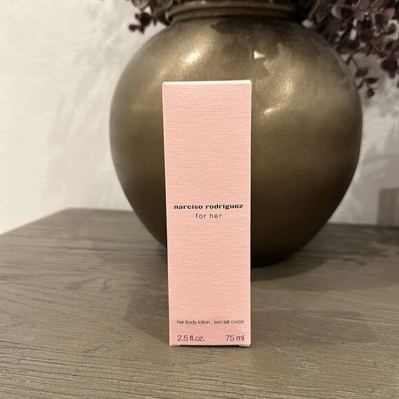 Narciso Rodriguez for her body lotion - Picture 2 of 3